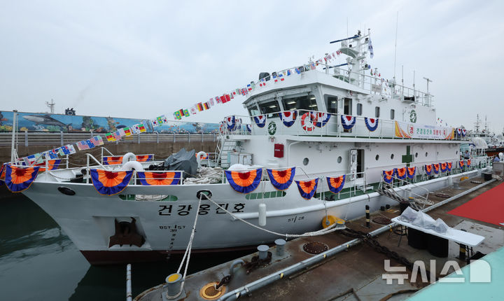 [인천=뉴시스] 의료 시설이 부족한 인천 옹진군 섬 지역 주민들의 건강 파수꾼 역할을 할 옹진군 새 병원선인 '건강옹진호'가 지난해 6월 27일 인천 중구 인천항 역무선부두에서 취항식을 갖는 모습. (사진=뉴시스 DB) 2025.06.27. photo@newsis.com **위 사진은 기사와 직접적인 관련이 없음