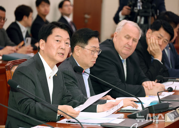 [서울=뉴시스] 고승민 기자 = 지난 27일 서울 여의도 국회에서 열린 제426회 국회(임시회) 외교통일위원회 제2차 전체회의에서 안철수 의원이 의사진행 발언하고 있다. 2025.06.26. kkssmm99@newsis.com