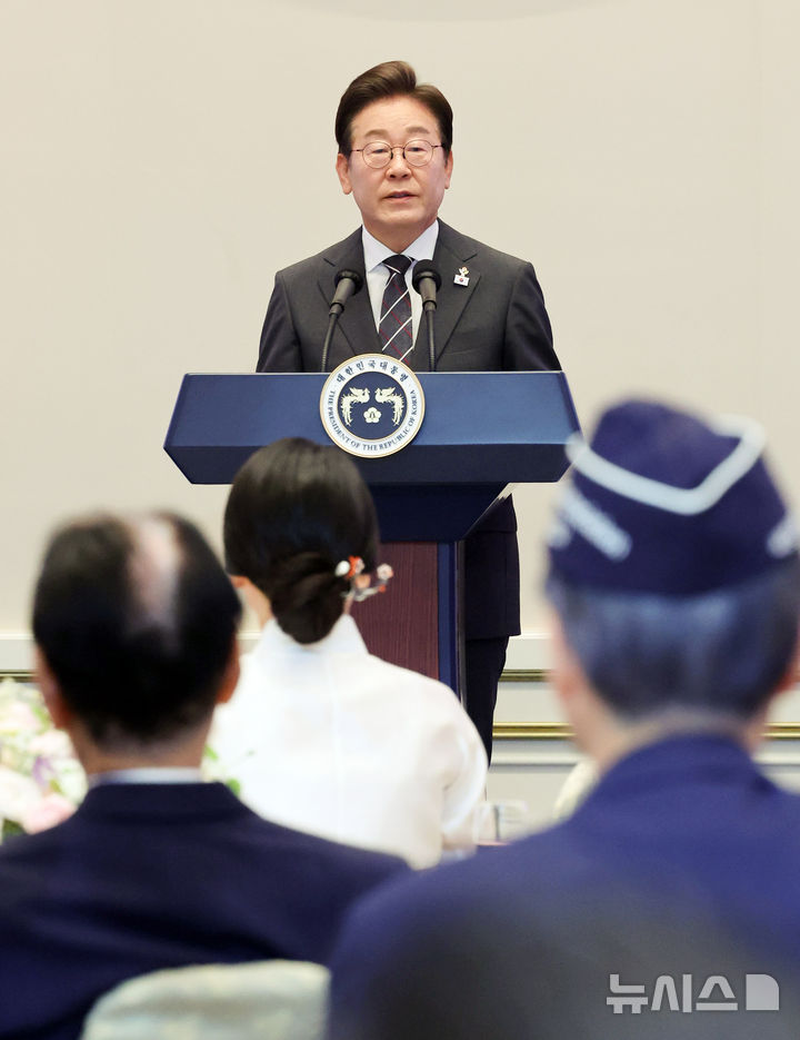 [서울=뉴시스] 최진석 기자 = 이재명 대통령이 27일 청와대 영빈관에서 열린 '호국보훈의 달, 대통령의 초대' 행사에서 인사말을 하고 있다. (대통령실통신사진기자단) 2025.06.27. myjs@newsis.com