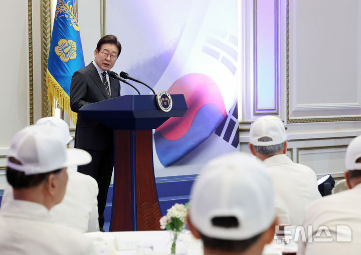 [서울=뉴시스] 최진석 기자 = 이재명 대통령이 27일 청와대 영빈관에서 열린 '호국보훈의 달, 대통령의 초대' 행사에서 인사말을 하고 있다. (대통령실통신사진기자단) 2025.06.27. myjs@newsis.com