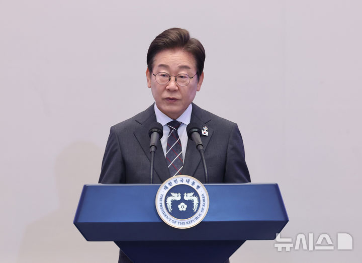 [서울=뉴시스] 최진석 기자 = 이재명 대통령이 27일 청와대 영빈관에서 열린 '호국보훈의 달, 대통령의 초대' 행사에서 인사말을 하고 있다. (대통령실통신사진기자단) 2025.06.27. myjs@newsis.com