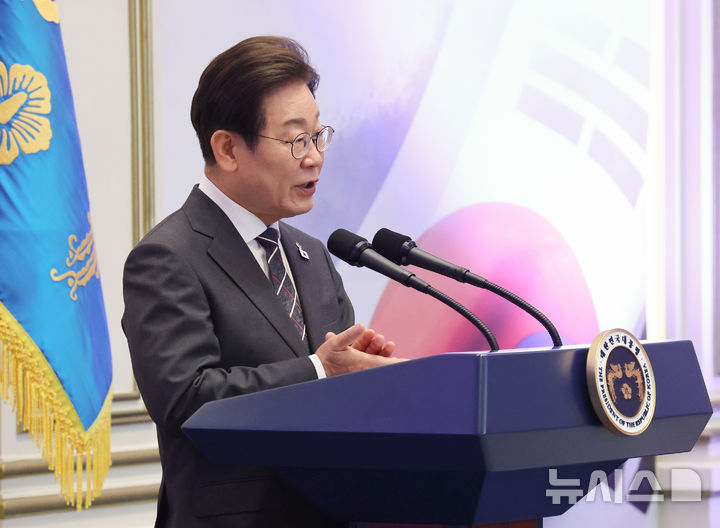 [서울=뉴시스] 최진석 기자 = 이재명 대통령이 27일 청와대 영빈관에서 열린 '호국보훈의 달, 대통령의 초대' 행사에서 인사말을 하고 있다. (대통령실통신사진기자단) 2025.06.27. myjs@newsis.com