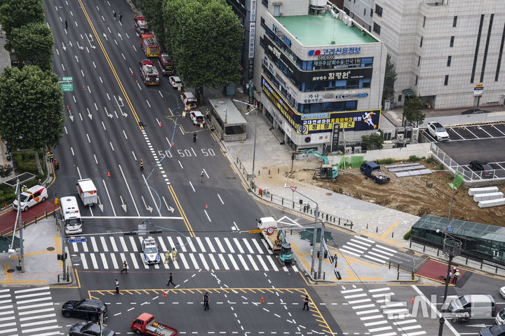 [서울=뉴시스] 김선웅 기자 = 27일 서울 서초구 교대역 인근에서 포크레인 작업 중 도시가스 배관이 파손되면서 가스가 역사 내부로 유입되는 사고가 발생해 인근 도로가 통제되고 있다.&nbsp; 이에 따라 서울 지하철 2호선과 3호선 열차가 해당 역을 무정차로 통과하고 있으며 유관 기관이 현장 복구 작업을 진행 중이다. 2025.06.27. mangusta@newsis.com