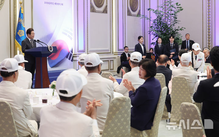 [서울=뉴시스] 최진석 기자 = 이재명 대통령이 27일 청와대 영빈관에서 열린 '호국보훈의 달, 대통령의 초대' 행사에서 특별초청 대상자인 6·25전쟁 참전유공자 이춘자 참전용사를 소개하고 있다. (대통령실통신사진기자단) 2025.06.27. myjs@newsis.com