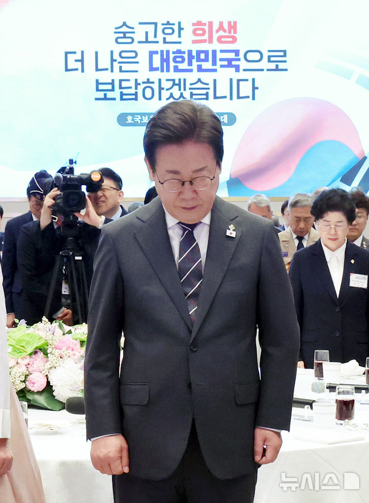 [서울=뉴시스] 최진석 기자 = 이재명 대통령이 27일 청와대 영빈관에서 열린 '호국보훈의 달, 대통령의 초대' 행사에서 묵념하고 있다. (대통령실통신사진기자단) 2025.06.27. myjs@newsis.com