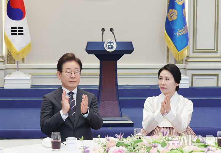 [서울=뉴시스] 최진석 기자 = 이재명 대통령과 부인 김혜경 여사가 27일 청와대 영빈관에서 열린 '호국보훈의 달, 대통령의 초대' 행사에서 박수치고 있다. (대통령실통신사진기자단) 2025.06.27. myjs@newsis.com