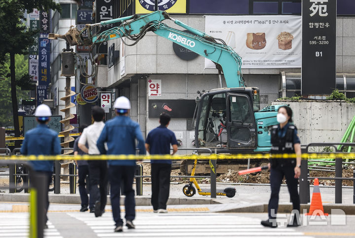 [서울=뉴시스] 김선웅 기자 = 27일 서울 서초구 교대역 인근에서 포크레인 작업 중 도시가스 배관이 파손되면서 가스가 역사 내부로 유입되는 사고가 발생해 인근 도로가 통제되고 있다.&nbsp; 이에 따라 서울 지하철 2호선과 3호선 열차가 해당 역을 무정차로 통과하고 있으며 유관 기관이 현장 복구 작업을 진행 중이다. 사진은 도시가스 누출 일으킨 굴착기. 2025.06.27. mangusta@newsis.com