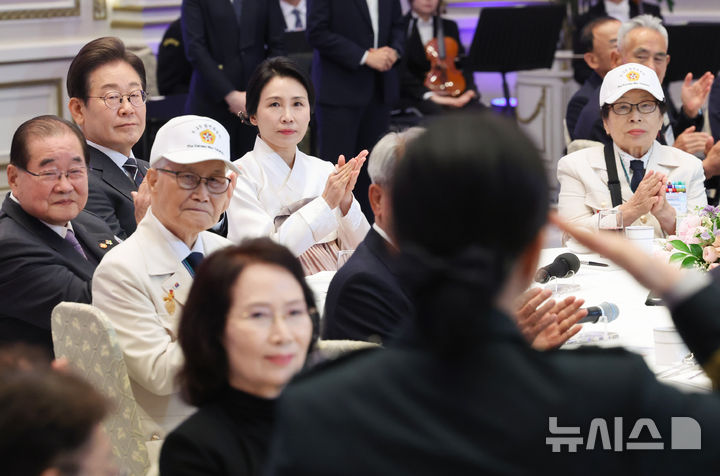 [서울=뉴시스] 최진석 기자 = 이재명 대통령과 부인 김혜경 여사가 27일 청와대 영빈관에서 열린 '호국보훈의 달, 대통령의 초대' 행사에서 감사 편지를 낭독 뒤 거수경례하는 한윤서 육군 소위에게 박수치고 있다. (대통령실통신사진기자단) 2025.06.27. myjs@newsis.com