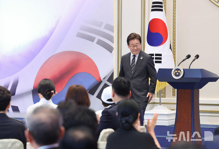 [서울=뉴시스] 최진석 기자 = 이재명 대통령이 27일 청와대 영빈관에서 열린 '호국보훈의 달, 대통령의 초대' 행사에서 인사말을 마친 뒤 자리로 이동하고 있다. (대통령실통신사진기자단) 2025.06.27. myjs@newsis.com