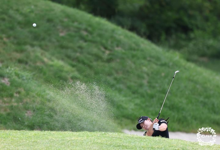 [서울=뉴시스] 고지우가 27일 강원도 용평 버치힐CC에서 열린 맥콜 모나 용평 오픈 with SBSGolf 1라운드 14번홀에서 벙커샷을 하고 있다. (사진=KLPGA 제공) 2025.06.27. photo@newsis.com *재판매 및 DB 금지