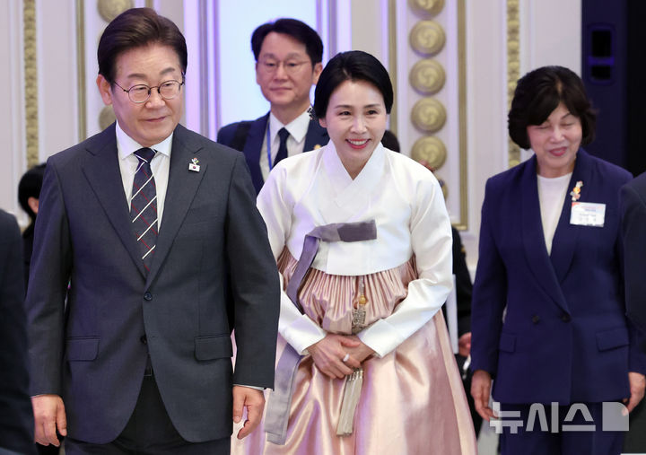 [서울=뉴시스] 최진석 기자 = 이재명 대통령과 부인 김혜경 여사가 27일 청와대 영빈관에서 열린 '호국보훈의 달, 대통령의 초대' 행사에 입장하고 있다. (대통령실통신사진기자단) 2025.06.27. myjs@newsis.com