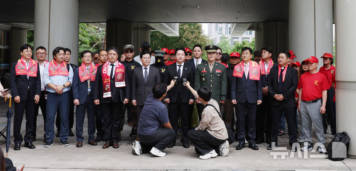 [서울=뉴시스] 김진아 기자 = 해병대원 순직 사고와 관련해 항명 등 혐의를 받는 박정훈 대령(전 해병대 수사단장)이 27일 서울 서초구 서울고등법원에서 열린 항소심 2차 공판에 출석하기 앞서 기자회견을 하고 있다. 2025.06.27. bluesoda@newsis.com