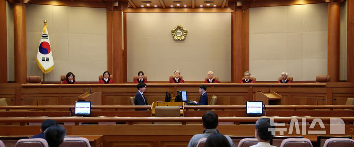 [서울=뉴시스] 김선웅 기자 =  재개발 조합 임원 선출과 관련, 향응 제공을 금지한 도시 및 주거환경정비법 조항은 합헌이라는 헌법재판소 결정이 나왔다. 사진은 헌법재판소. 2025.06.27. mangusta@newsis.com