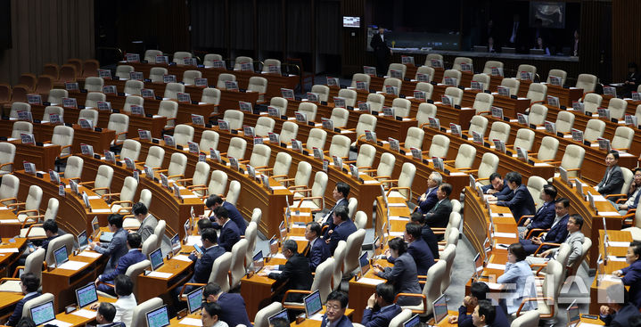 [서울=뉴시스] 고승민 기자 = 27일 서울 여의도 국회에서 열린 제426회 국회(임시회) 제3차 본회의에서 국민의힘 의원들이 상임위원장 선출 등에 반발하며 회의에 불참한 가운데 이들의 의석 앞에 피켓이 붙어 있다. 2025.06.27. kkssmm99@newsis.com
