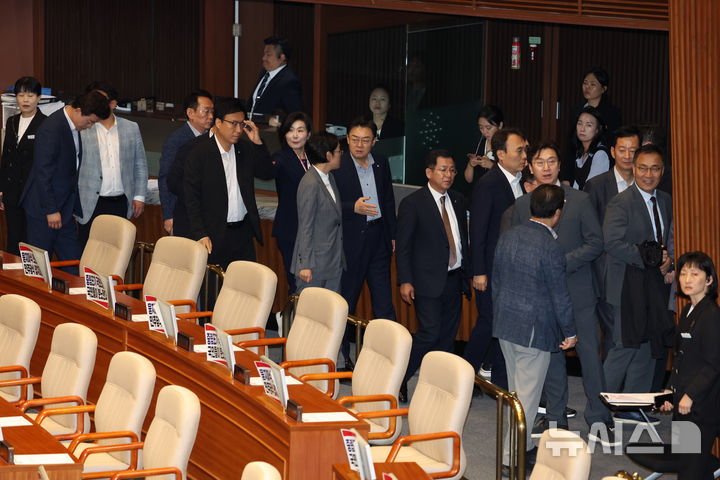 [서울=뉴시스] 고승민 기자 = 27일 서울 여의도 국회에서 열린 제426회 국회(임시회) 제3차 본회의에서 국민의힘 의원들이 법사위원장 등 상임위원장 선출에 반발하며 퇴장하고 있다. 2025.06.27. kkssmm99@newsis.com