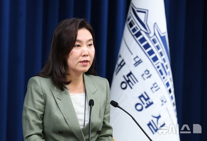 [서울=뉴시스] 최진석 기자 = 강유정 대변인이 27일 서울 용산 대통령실 청사에서 호국보훈의 달, 대통령의 초대 행사 관련 브리핑을 하고 있다. 2025.06.27. myjs@newsis.com