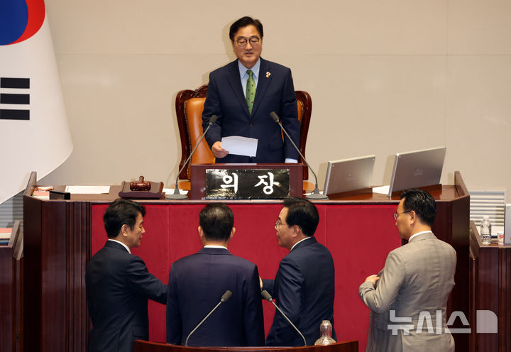 [서울=뉴시스] 고승민 기자 = 27일 서울 여의도 국회에서 열린 제426회 국회(임시회) 제3차 본회의에서 김병기 더불어민주당 원내대표와 송언석 국민의힘 원내대표가 우원식 의장에게 상임위원장 선출 관련 주장을 하고 있다. 2025.06.27. kkssmm99@newsis.com