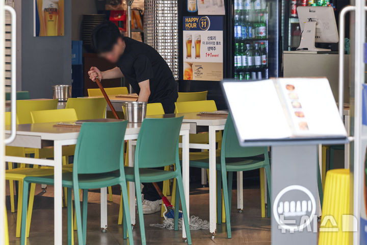 [서울=뉴시스] 권창회 기자 =지난달 27일 서울 중구 명동 거리 내 한 매장에서 자영업자들이 손님맞이 준비를 하고 있다. (사진은 기사와 관련이 없습니다) 2025.07.11. kch0523@newsis.com