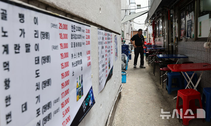 [서울=뉴시스] 권창회 기자 =지난 6월 27일 서울 중구 명동 거리 내 한 매장에서 자영업자들이 손님맞이 준비를 하고 있다. (사진은 기사와 직접 관련이 없습니다) 2025.07.24. kch0523@newsis.com
