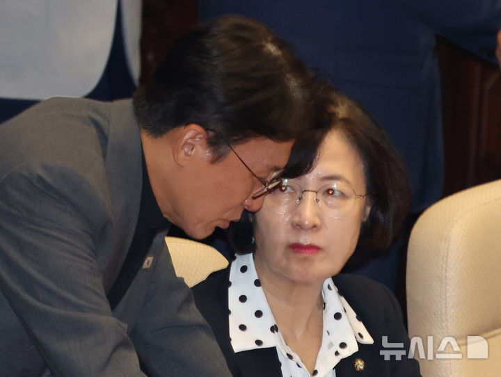 [서울=뉴시스] 김명년 기자 = 김민석 국무총리 후보자가 27일 서울 여의도 국회에서 열린 본회의에서 추미애 의원과 대화하고 있다. 2025.06.27. kmn@newsis.com