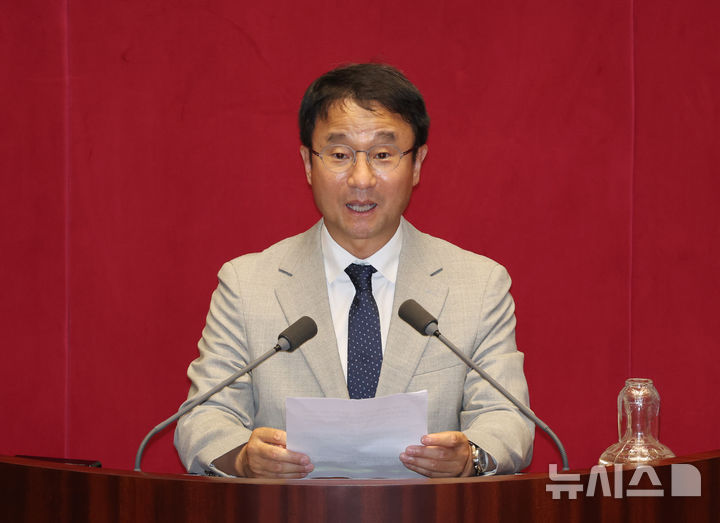 [서울=뉴시스] 고승민 기자 = 한병도 신임 국회 예산결산특별위원장이 27일 서울 여의도 국회에서 열린 제426회 국회(임시회) 제3차 본회의에서 당선인사를 하고 있다. 2025.06.27. kkssmm99@newsis.com