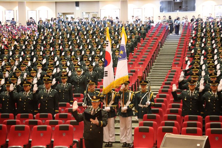 [서울=뉴시스] 27일 충북 괴산군 육군학생군사학교에서 열린 2025년 대한민국 육군장교 통합임관식에서 신임장교들이 임관선서를 하고 있다. (사진=육군 제공) 2025.06.27. photo@newsis.com *재판매 및 DB 금지