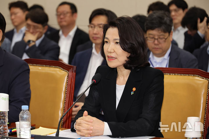 [서울=뉴시스] 김명년 기자 = 이진숙 방송통신위원장이 27일 오후 서울 여의도 국회에서 열린 과학기술정보방송통신위원회 전체회의에서 발언하고 있다. 2025.06.27. kmn@newsis.com