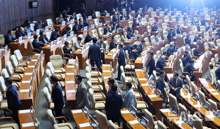 [서울=뉴시스] 김명년 기자 = 국민의힘 의원들이 27일 오후 서울 여의도 국회에서 열린 본회의에서 여당 주도의 상임위원장 선출에 반대하며 퇴장하고 있다. 2025.06.26. kmn@newsis.com