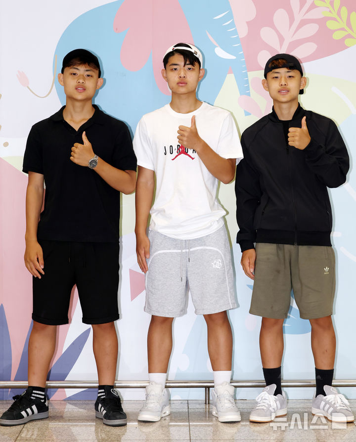 [인천공항=뉴시스] 이영환 기자 = FC 바르셀로나 유스팀에 입단한 쌍둥이 형제 이대한(왼쪽), 이민국이 지난 27일 오후 인천국제공항 제1여객터미널을 통해 귀국해 형 이청용(가운데) 군과 포즈를 취하고 있다. 2025.06.28. 20hwan@newsis.com