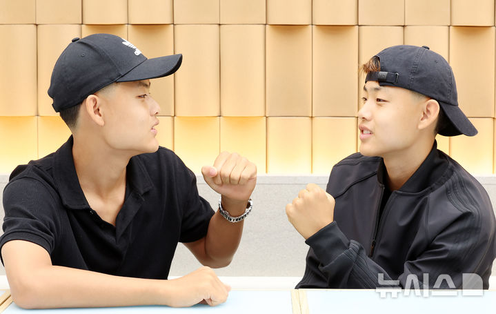 [인천공항=뉴시스] 이영환 기자 = FC 바르셀로나 유스팀에 입단한 쌍둥이 형제 이대한(왼쪽), 이민국이 지난 27일 오후 인천국제공항 제1여객터미널을 통해 귀국해 뉴시스와 인터뷰를 마친후 포즈를 취하고 있다.&nbsp; 2025.06.28. 20hwan@newsis.com