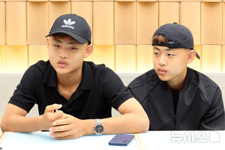 [인천공항=뉴시스] 이영환 기자 = FC 바르셀로나 유스팀에 입단한 쌍둥이 형제 이대한(왼쪽), 이민국이 지난 27일 오후 인천국제공항 제1여객터미널을 통해 귀국해 뉴시스와 인터뷰를 하고 있다.&nbsp; 2025.06.28. 20hwan@newsis.com