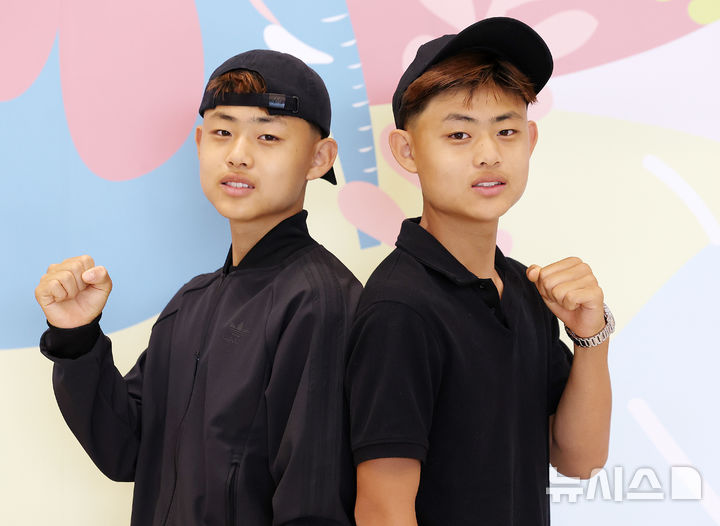 [인천공항=뉴시스] 이영환 기자 = FC 바르셀로나 유스팀에 입단한 쌍둥이 형제 이대한(오른쪽), 이민국이 지난 27일 오후 인천국제공항 제1여객터미널을 통해 귀국해 뉴시스와 인터뷰 전 포즈를 취하고 있다.&nbsp; 2025.06.28. 20hwan@newsis.com