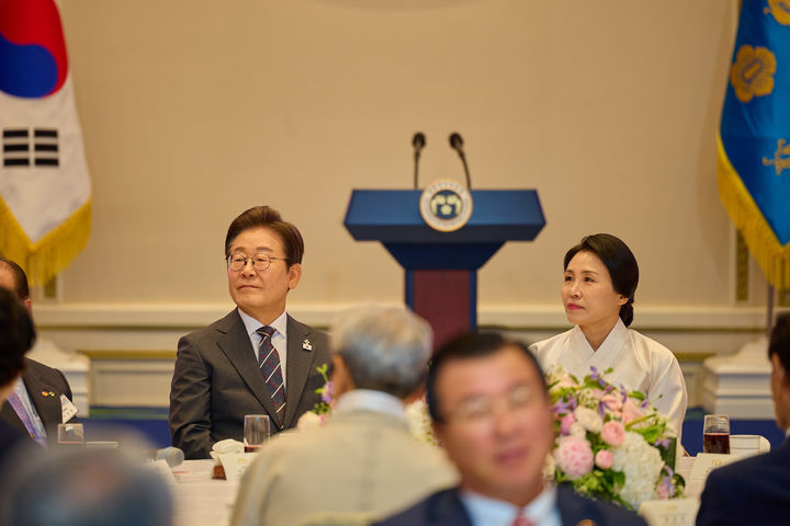 [서울=뉴시스] 이재명 대통령과 부인 김혜경 여사가 27일 청와대 영빈관에서 열린 '호국보훈의 달, 대통령의 초대' 행사에 참석해 자리에 앉아 있다. (사진=대통령실 제공) 2025.06.27. photo@newsis.com *재판매 및 DB 금지