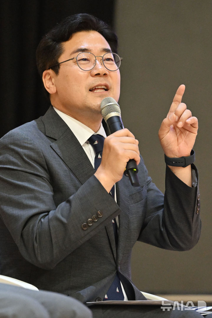 [광주=뉴시스] 이영주 기자 = 더불어민주당 박찬대 당대표 후보가 27일 오후 광주 동구 전일빌딩 245에서 열린 신속한 검찰개혁을 위한 광주시민 토크콘서트에 참석해 발언하고 있다. 2025.06.27. leeyj2578@newsis.com