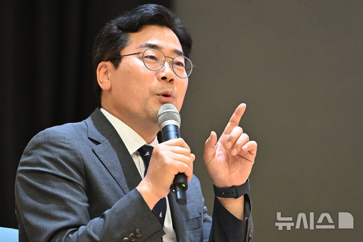 [광주=뉴시스] 이영주 기자 = 더불어민주당 박찬대 당대표 후보가 27일 오후 광주 동구 전일빌딩 245에서 열린 신속한 검찰개혁을 위한 광주시민 토크콘서트에 참석해 발언하고 있다. 2025.06.27. leeyj2578@newsis.com