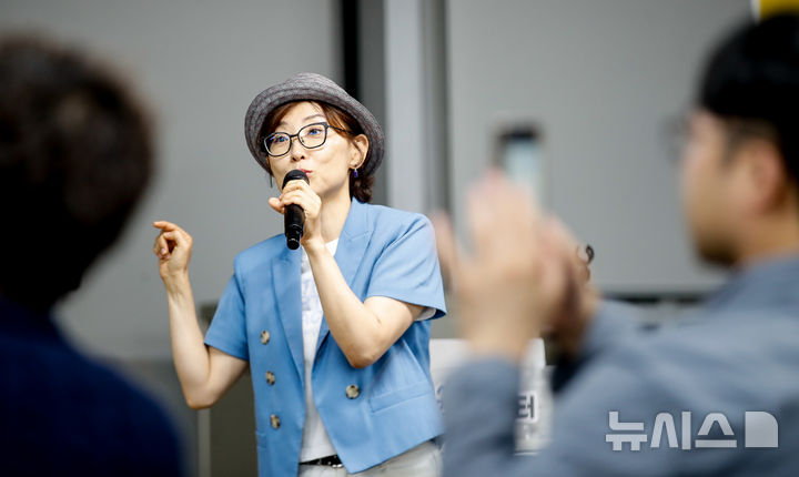 [제주=뉴시스] 우장호 기자 = 정도연 브로콜리 404 대표가 27일 오후 제주시 제주청년센터 5층 라운지에서 열린 '2025 제1회 청년 체인지메이커 아카데미'에서 '제주에서 시작하는 혁신-지역기반 창업과 문화기획'을 주제로 강연하고 있다. 세계유산축전과 제주올레걷기축제 등 다양한 제주 도내 문화행사를 기획·운영한 정 대표는 이번 강연을 통해 그동안 쌓은 경험을 바탕으로 청년들에게 지역문화를 기반으로 한 콘텐츠 창의력 향상과 기획·운영 노하우를 공유했다. 2025.06.27. woo1223@newsis.com