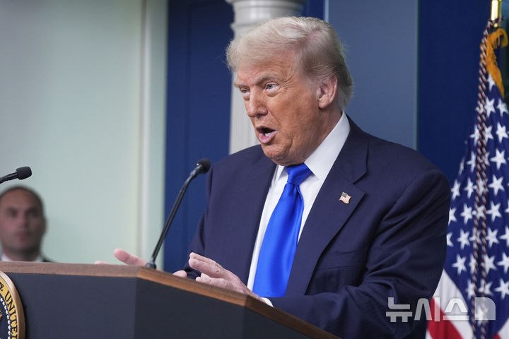 [워싱턴=AP/뉴시스]도널드 트럼프 미국 대통령이 27일 백악관 브리핑룸에서 기자들의 질문에 답변하고 있다.&nbsp; 공화당은 트럼프 메디케이드 삭감 등 최신 제안의 법안 통과를 위해 28일주말 야간 회의를 개최했다. 2025.06.29.