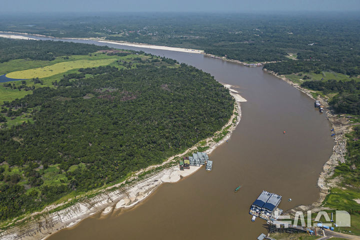 [서울=AP/뉴시스] 아마존강의 지류인 페루 나나이강 연안에&nbsp; 보트가 앉아있다. .2024.09.10