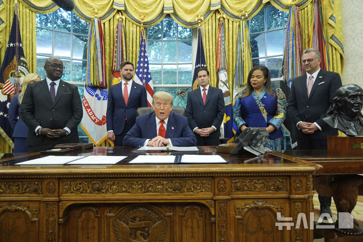 [워싱턴=AP/뉴시스]도널드 트럼프 미국 대통령이 오는 4일(현지 시간) 콩고민주공화국(민주콩고)와 르완다 정상을 미국으로 불러 평화 협정 체결식을 주관한다. 사진은 트럼프 대통령이 6월27일 백악관에서 민주콩고와 르완다 외무장관을 초청해 행사를 여는 모습. 2025.12.02.