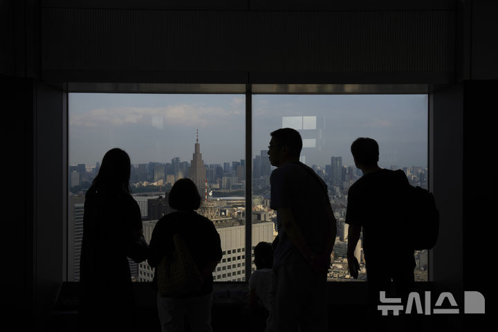 [도쿄=AP/뉴시스]일본의 올해 상반기(1~6월) 경상수지 흑자가 전년 같은 기간 보다 9.1% 늘어나며 역대 최대치를 기록했다. 사진은 지난 6월 27일 일본 도쿄 도쿄도청 전망대에서 시민들이 도시를 내려다보고 있는 모습. 2025.08.08.