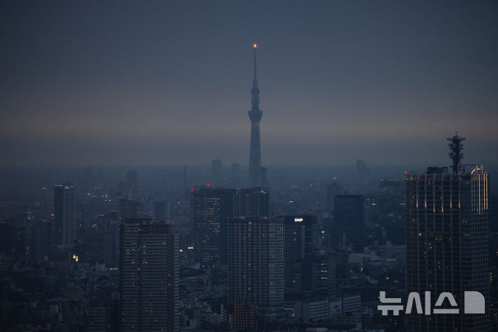 [도쿄=AP/뉴시스] 지난 6월 27일 일본 도쿄도청 전망대에서 스카이트리와 도쿄의 빌딩숲이 보이고 있다. *기사 본문과는 무관한 사진. 2025.07.10.
