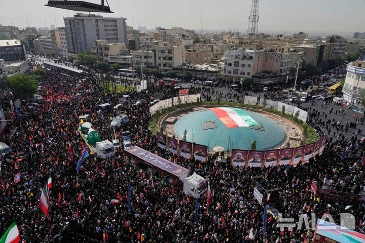 [테헤란=AP/뉴시스] 28일 이란 테헤란의 혁명광장에서 이스라엘의 공습으로 숨진 군 지휘관과 핵 과학자들의 장례식이 거행되는 가운데 수많은 시민이 운집해 있다. 2025.06.28.