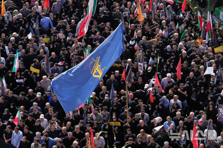 [테헤란=AP/뉴시스] 28일 이란 테헤란에서 거행된 이스라엘 공습으로 사망한 군 지휘관과 핵 과학자 장례식이 많은 시민이 모여있다. 2025.06.28.