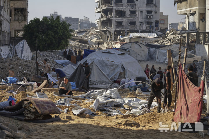 [가자시티=AP/뉴시스] 가자지구 가자시티 피란민 천막촌에서 6월 28일 이스라엘의 공습을 받은 팔레스타인 난민들이 천막 잔해를 정리하고 있다. 2025.07.14.
