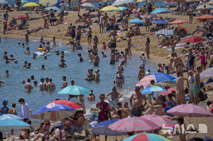 <font style="vertical-align: inherit;"><font style="vertical-align: inherit;">[바르셀로나=AP/뉴시스] 더운 날씨를 보인 29일(현지 시간) 스페인 바르셀로나 인근 해변에서 피서객들이 물놀이를 하고 있다. 2025.06.30.</font></font>