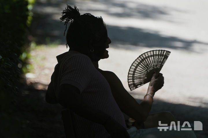 <font style="vertical-align: inherit;"><font style="vertical-align: inherit;">[마드리드=AP/뉴시스] 더운 날씨를 보인 28일(현지 시간) 스페인 마드리드 레티로 공원에서 한 남성이 휴식하고 있다. 2025.06.30.</font></font>