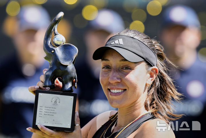 [바트 홈부르크=AP/뉴시스] 제시카 페굴라(미국)가 28일(현지 시간) 독일 바트홈부르크에서 열린 여자프로테니스(WTA) 투어 바트 홈부르크오픈 단식 결승에서 이가 시비옹테크(폴란드)를 꺾고 우승한 뒤 트로피를 들고 미소를 짓고 있다. 2025.06.28