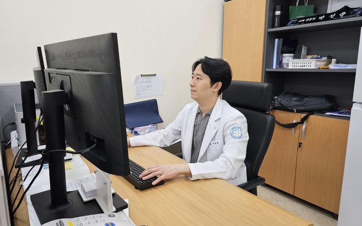 [서산=뉴시스] 서산의료원 4내과 박성준 교수가 지난 27일 자신의 자신의 진료실에서 모니터를 응시하고 있다. (사진=서산의료원 제공) 2025.06.28. photo@newsis.com *재판매 및 DB 금지