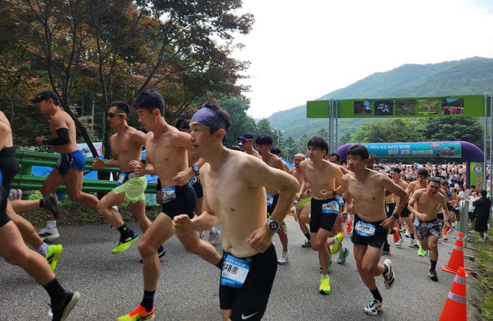 "웃통벗고 달려요"…속리산 알몸마라톤대회, 850명 북적