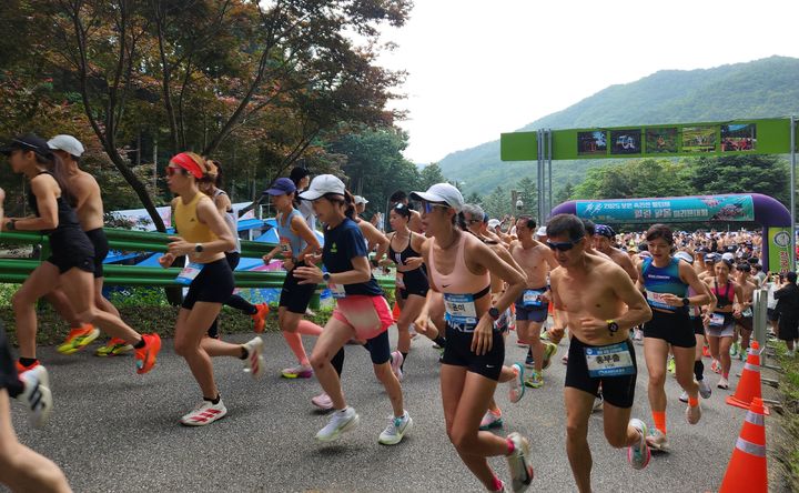 [보은=뉴시스] 28일 오전 충북 보은군 장안면 말티재 입구에서 '2025 속리산 힐링 알몸마라톤대회' 참가자들이 힘차게 출발하고 있다. 상의를 탈의(남성)하거나 민소매·반팔 상의(여성)를 착용한 참가자들은 꼬부랑 산길이 이어지는 5㎞·10㎞ 코스를 달렸다. (사진=보은군 제공) 2025.06.28. photo@newsis.com *재판매 및 DB 금지